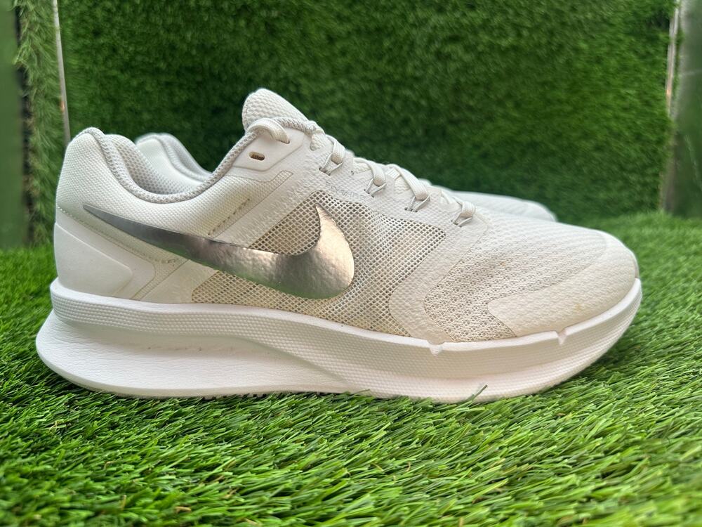 Nike Run Swift 3 DR2698-101 Athletic Sneaker Womens 10 White Mesh Sports Running